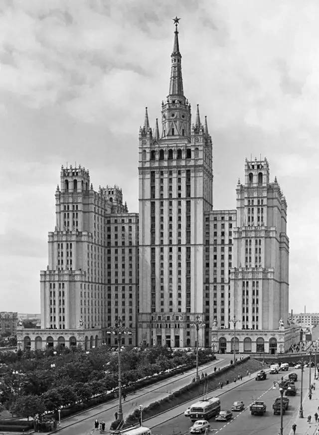 苏联时期已经证明高层住宅是一个巨大的骗局，不适合兴建和居住！