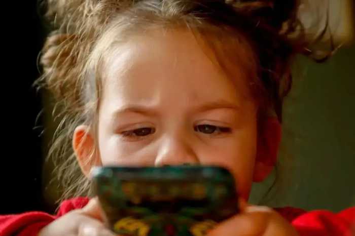 从小被禁止玩手机的孩子与被允许玩手机的孩子，长大后有啥区别？