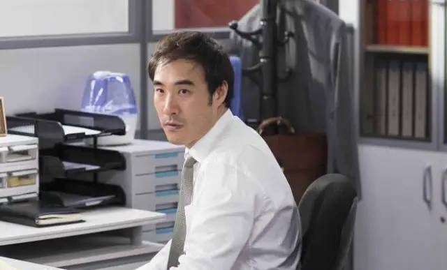韩国电影《办公室》，真该让那些支持“996”的扒皮们看看