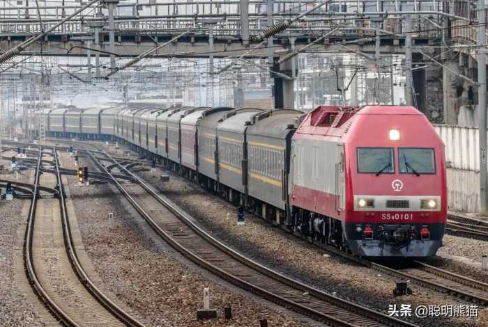 T151次列车由南京开往广州，沿马鞍山、芜湖、铜陵、池州方向行驶